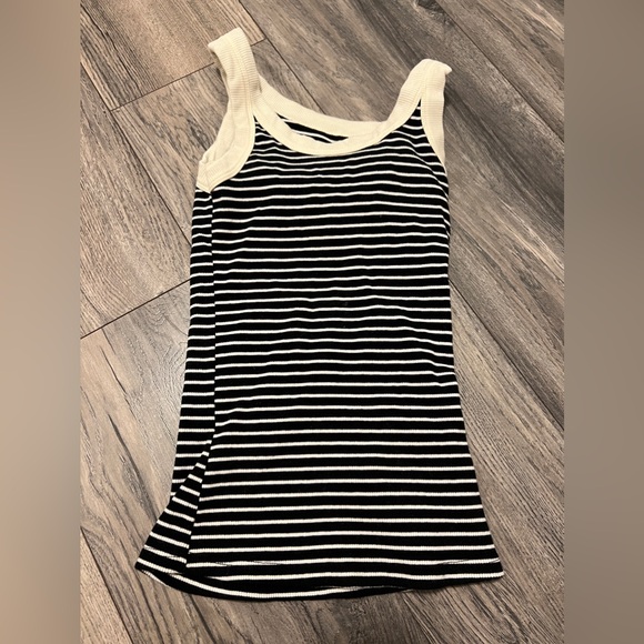 🌱🦢4 FOR $15!🦢🌱 Striped Black and White Tank Top - Picture 2 of 2